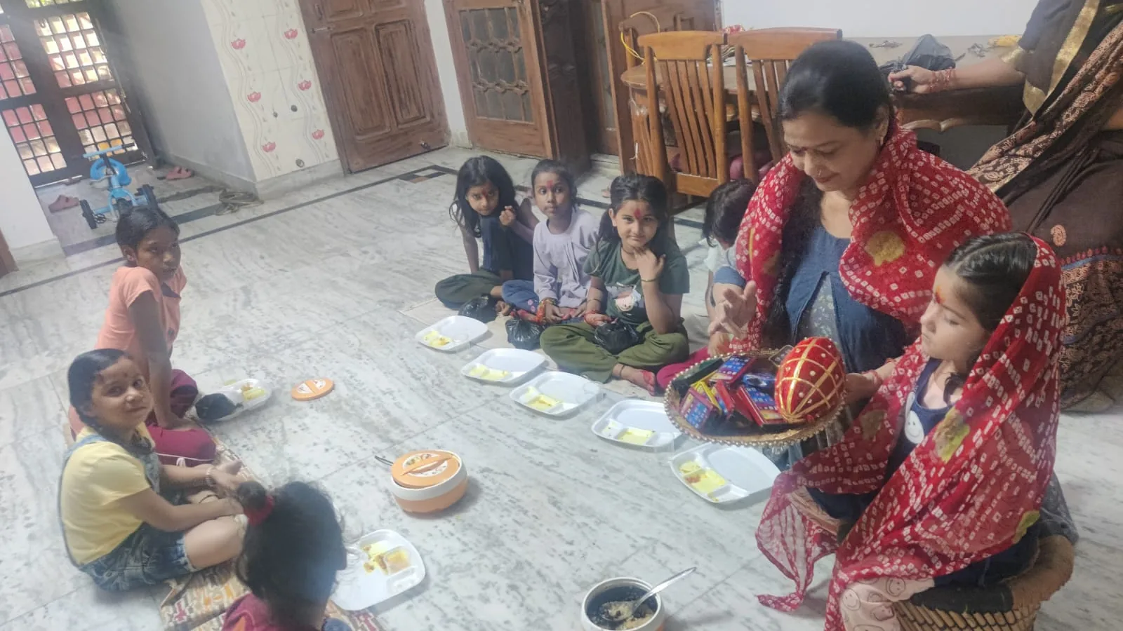 संभल में नवमी पर नौ कन्याओं का पूजन, भोज और सम्मान
