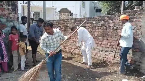 गांधी जयंती पर ग्राम प्रधान, सचिव और पत्रकार ने चलाया स्वच्छता अभियान