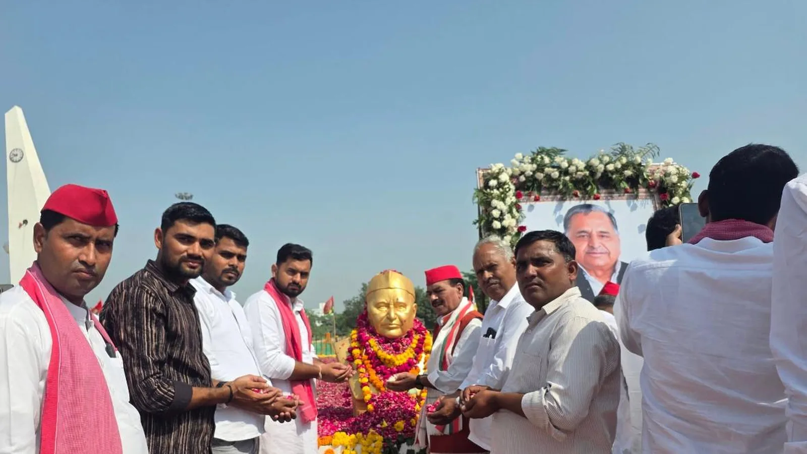 सैफई में सतीश प्रेमी ने मुलायम सिंह यादव को श्रद्धांजलि दी