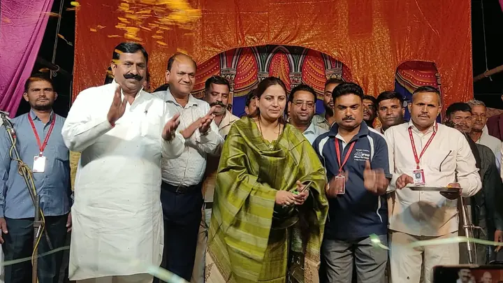 शकरपुर सोत में विधायक पिंकी यादव ने नए रामलीला मंच का उद्घाटन किया