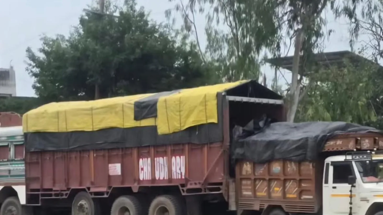 संभल सहकारी समिति में खाद की 27 बोरियां कम मिलीं, सचिव पर एफआईआर के निर्देश