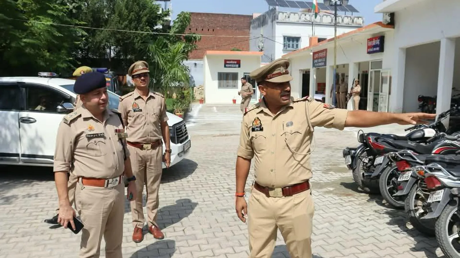 संभल में वरिष्ठ अधिकारियों ने थाना रायसत्ती की व्यवस्थाएं जांचीं