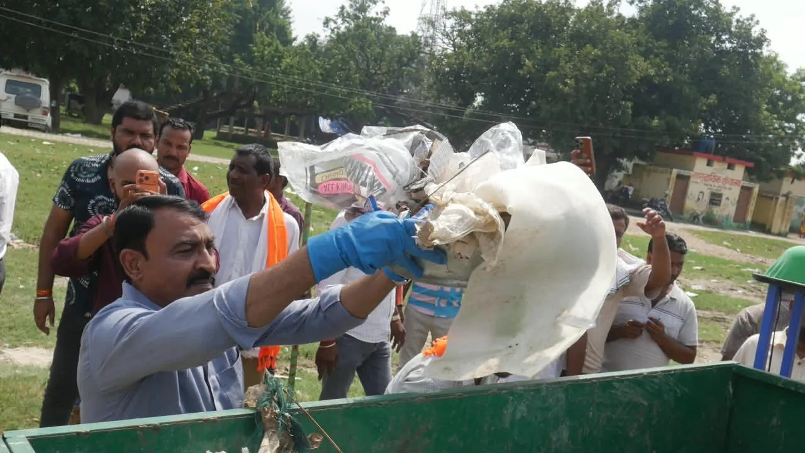 भंगहा में सफाई कर्मियों का सम्मान, फावड़ा-झाड़ू भी बांटे गए