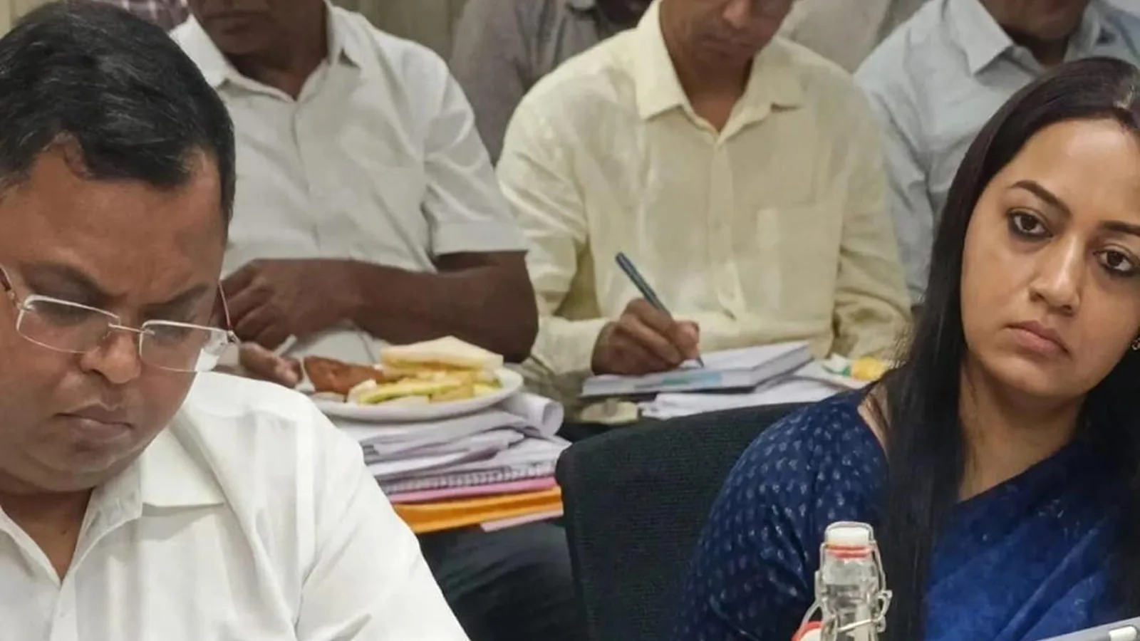 भोपाल की सरकारी बैठक में साथ बैठे आईएएस दंपती, तस्वीर पर चर्चा
