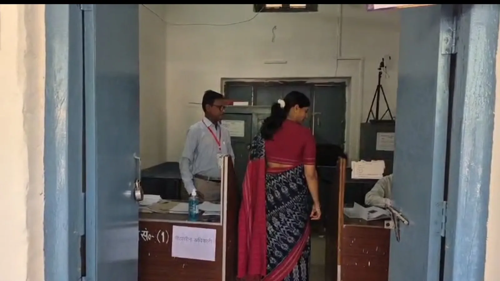मिर्जापुर में अनुप्रिया पटेल ने वोट डाला, एनडीए की जीत का भरोसा जताया