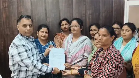 हाथरस में संविदा एएनएम ने समान वेतन के लिए सीएमओ को ज्ञापन