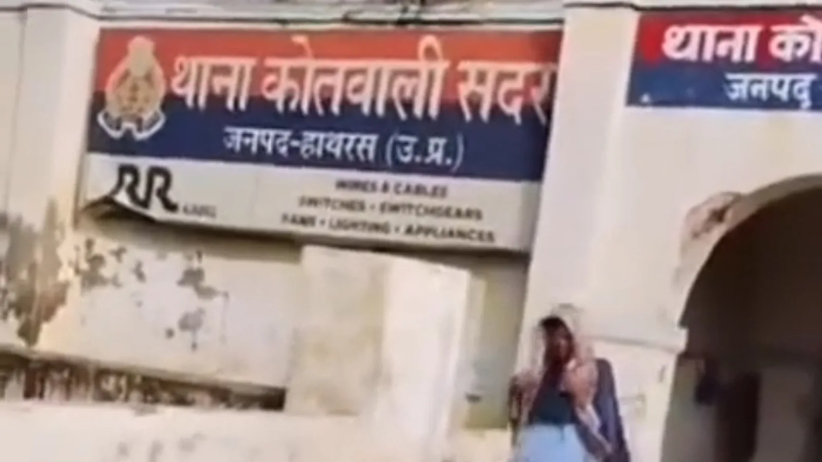 हाथरस में स्कूल ड्रेस में छात्रा की कोतवाली गेट पर रील चर्चा में