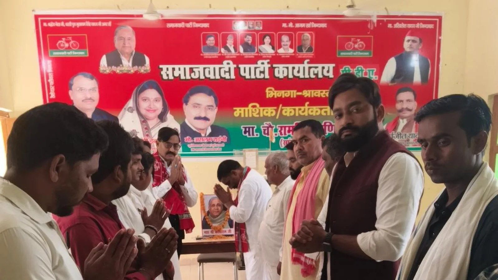 भिनगा में सपा कार्यालय पर कांशीराम का परिनिर्वाण दिवस मनाया गया