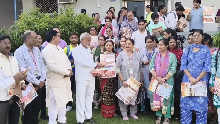 हाथरस में पूर्व पालिकाध्यक्ष ने शिक्षकों से भाजपा प्रत्याशियों के लिए वोट मांगे