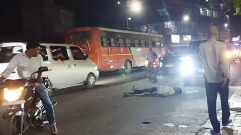 हमीरपुर बस स्टैंड पर नशे में सड़क पर लेटा युवक, रोड जाम
