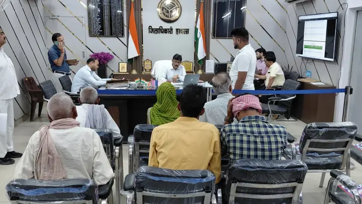 हाथरस डीएम ने शिकायतें समय पर हल करने के निर्देश दिए