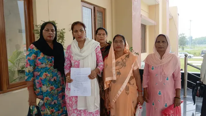 शामली में तीन महीने का मानदेय नहीं मिला, बीएलओ की डीएम से गुहार