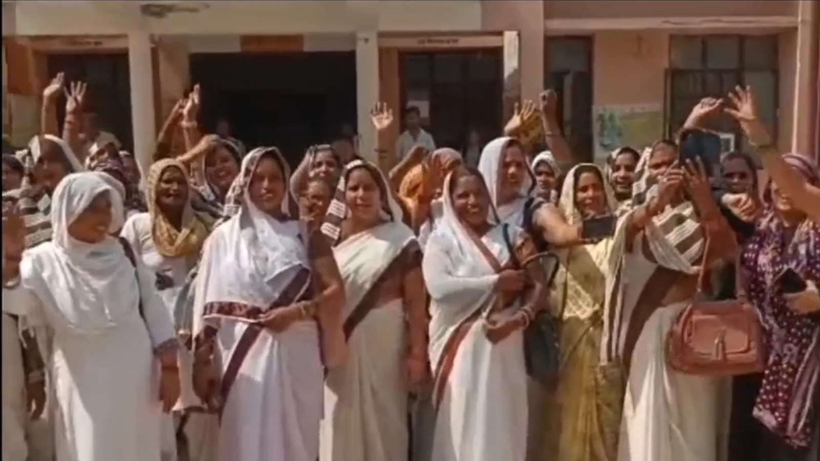 Hathras ASHA Workers Protest, Boycott Vaccination Duties Over Honorarium Demand