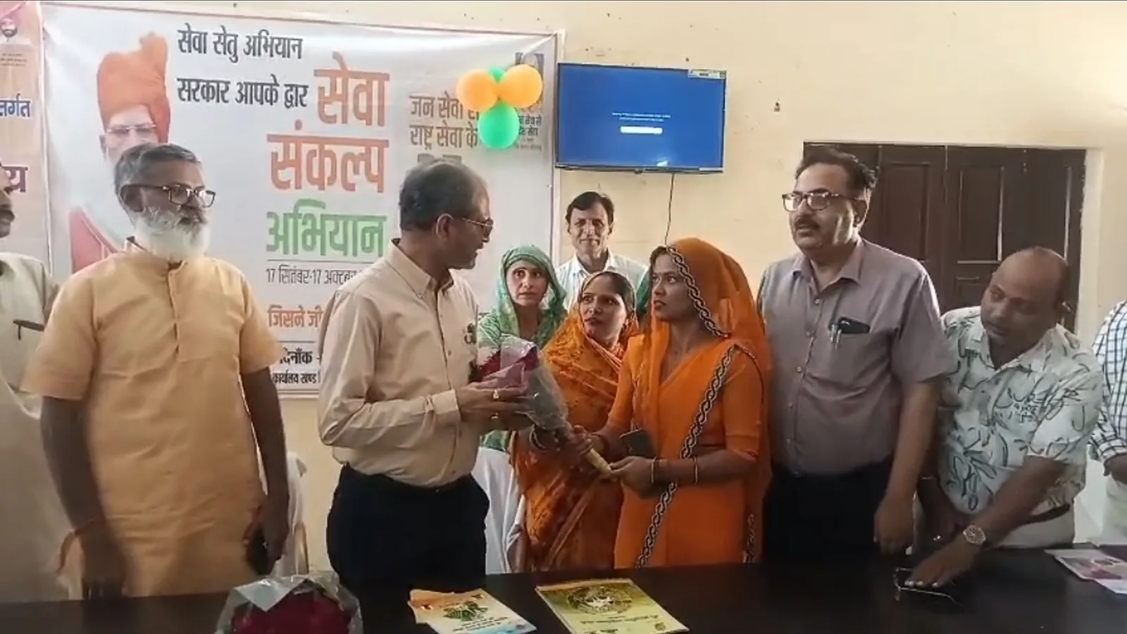 सासनी तहसील में सेवा संकल्प अभियान का सीडीओ ने औचक निरीक्षण किया