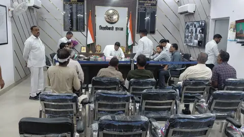 हाथरस डीएम ने शिकायतों के मौके पर सत्यापन, समयबद्ध समाधान के निर्देश दिए