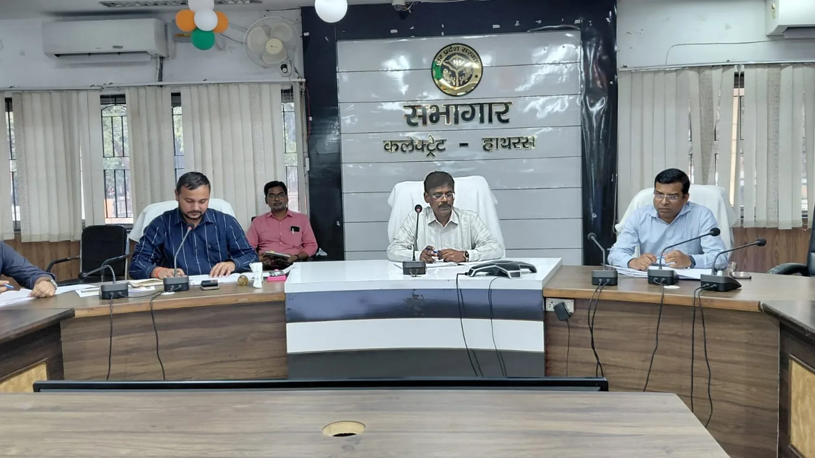 हाथरस में राजस्व वसूली पर डीएम सख्त, शत-प्रतिशत वसूली के निर्देश