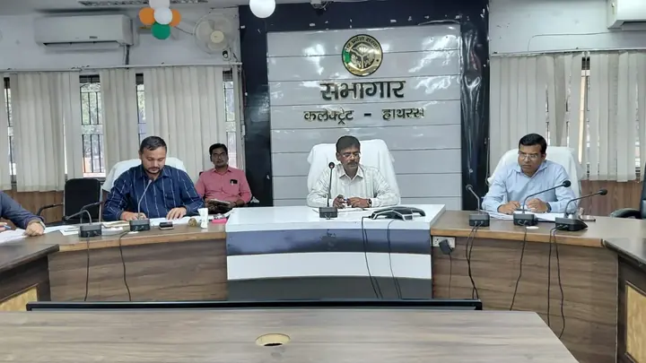 Hathras DM Orders 100% Revenue Collection, Warns Officials Against Negligence