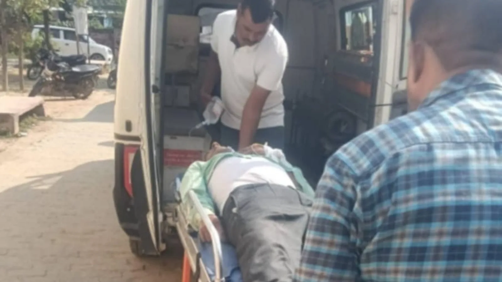 अमेठी में बस की टक्कर से बाइक सवार युवक की मौत, एक घायल