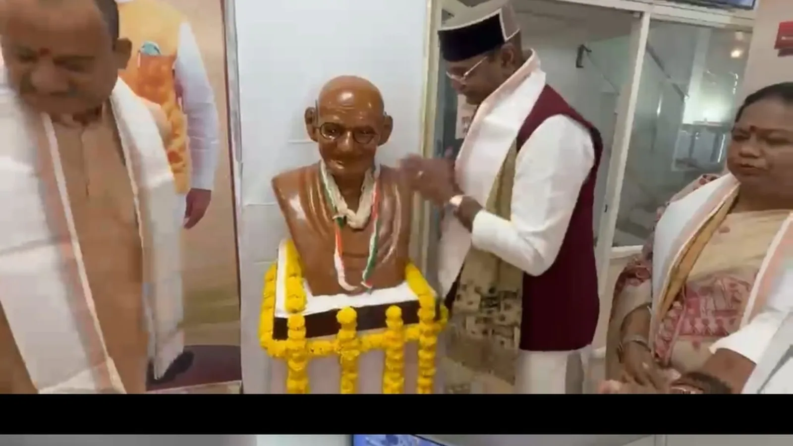 Minister Sarang, Bhopal Mayor Buy Khadi, Swadeshi Products on Gandhi Jayanti
