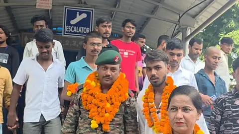 26 साल सेवा के बाद गोंडा पहुंचे हवलदार राजेश यादव, हुआ भव्य स्वागत