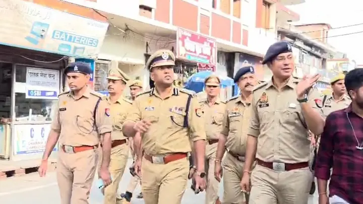 Saharanpur Range DIG Conducts Shamli Foot Patrol Ahead of Festivals