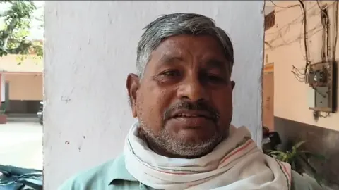 हाथरस: 15 साल पुराने हाट बाजार के स्थानांतरण के खिलाफ दुकानदार