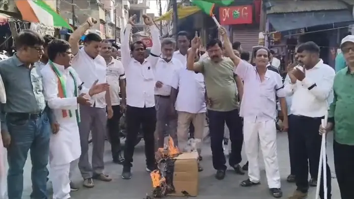 राहुल-प्रियंका से कथित दुर्व्यवहार पर हाथरस में कांग्रेस का विरोध मार्च
