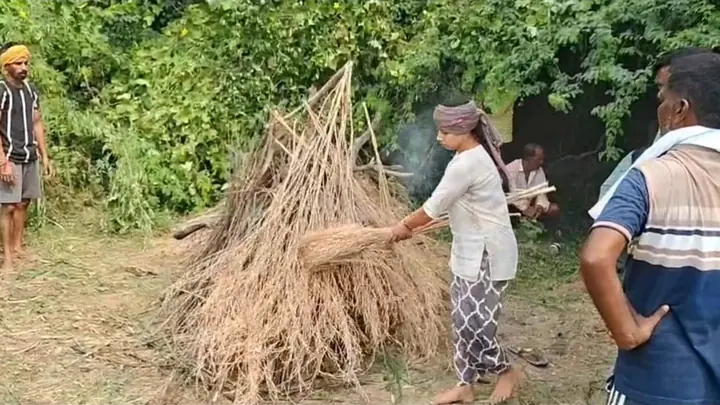 कानपुर देहात में बेटी पूर्णिमा ने पिता की चिता को दी मुखाग्नि