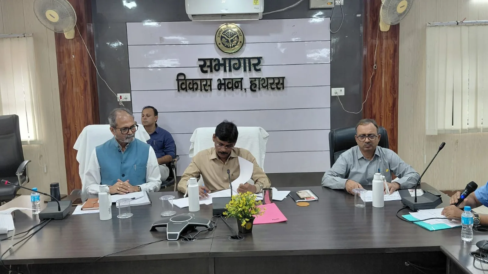 हाथरस में डीएम ने लंबित ऑडिट मामलों के समयबद्ध निस्तारण के निर्देश दिए