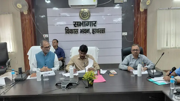 Hathras DM Orders Time-Bound Disposal of Pending Panchayat Audit Matters
