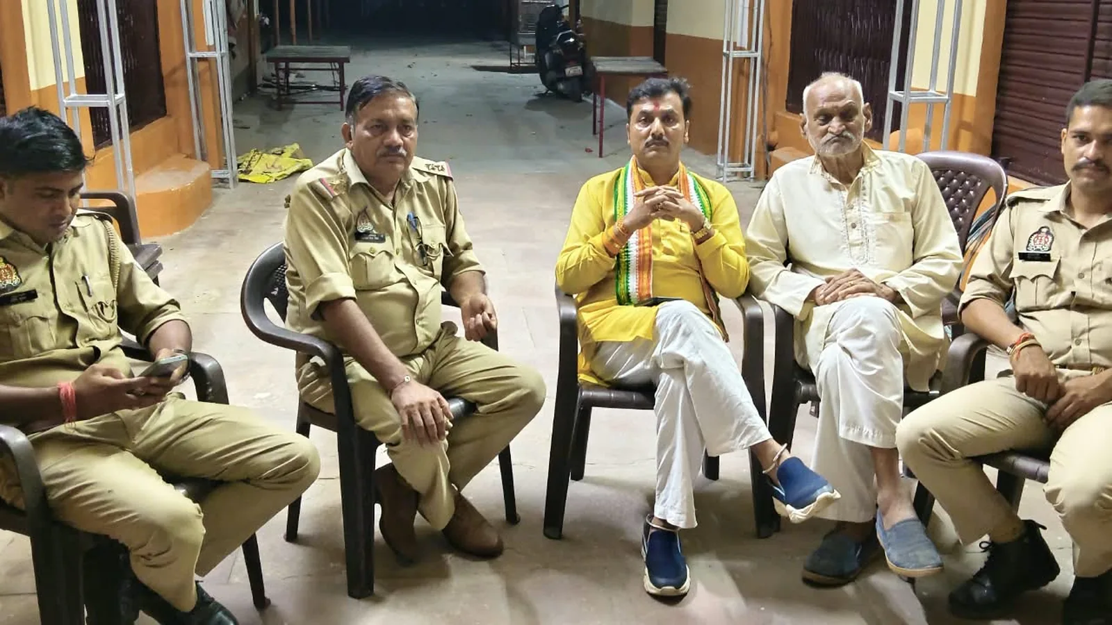हाथरस के पूर्व कांग्रेस जिलाध्यक्ष चन्द्रगुप्त विक्रमादित्य ने हाउस अरेस्ट का आरोप लगाया