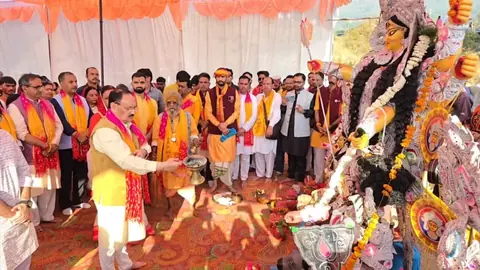 केंद्रीय स्वास्थ्य मंत्री जेपी नड्डा ने परिवार संग दुर्गा प्रतिमा का विसर्जन किया