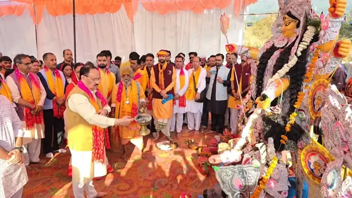केंद्रीय स्वास्थ्य मंत्री जेपी नड्डा ने परिवार संग दुर्गा प्रतिमा का विसर्जन किया