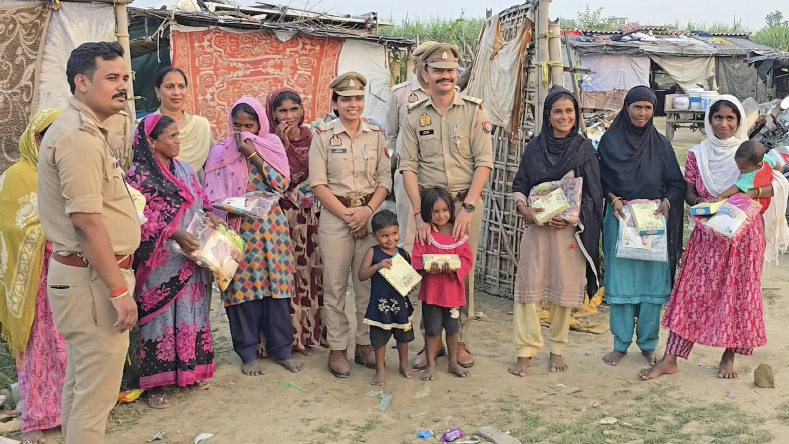 हापुड़ में मिशन शक्ति टीम ने जरूरतमंद महिलाओं-बालिकाओं को मिठाई और कपड़े बांटे