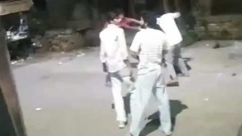 हाथरस में रास्ता देने को लेकर विवाद, कार चालक से मारपीट का आरोप