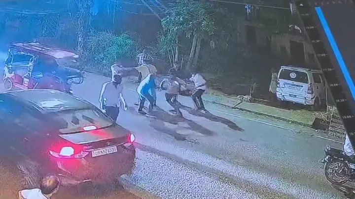 हमीरपुर में मामूली कहासुनी पर दबंगों ने सड़क पर बाप-बेटे को पीटा