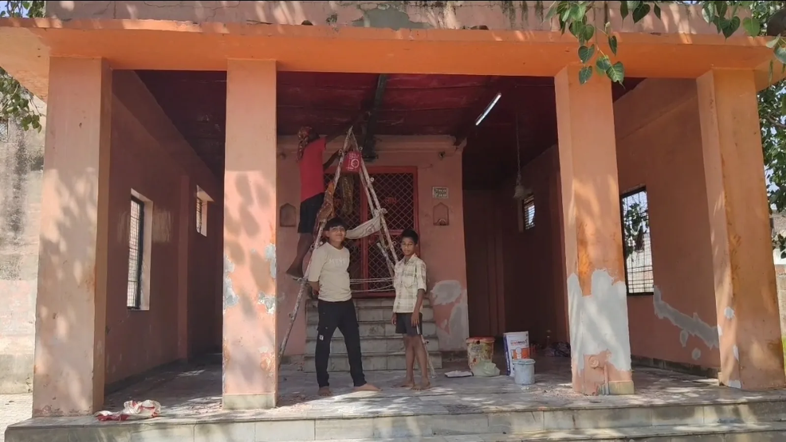 हाथरस में कल से शुरू होंगे शारदीय नवरात्र, मंदिरों में तैयारियां तेज