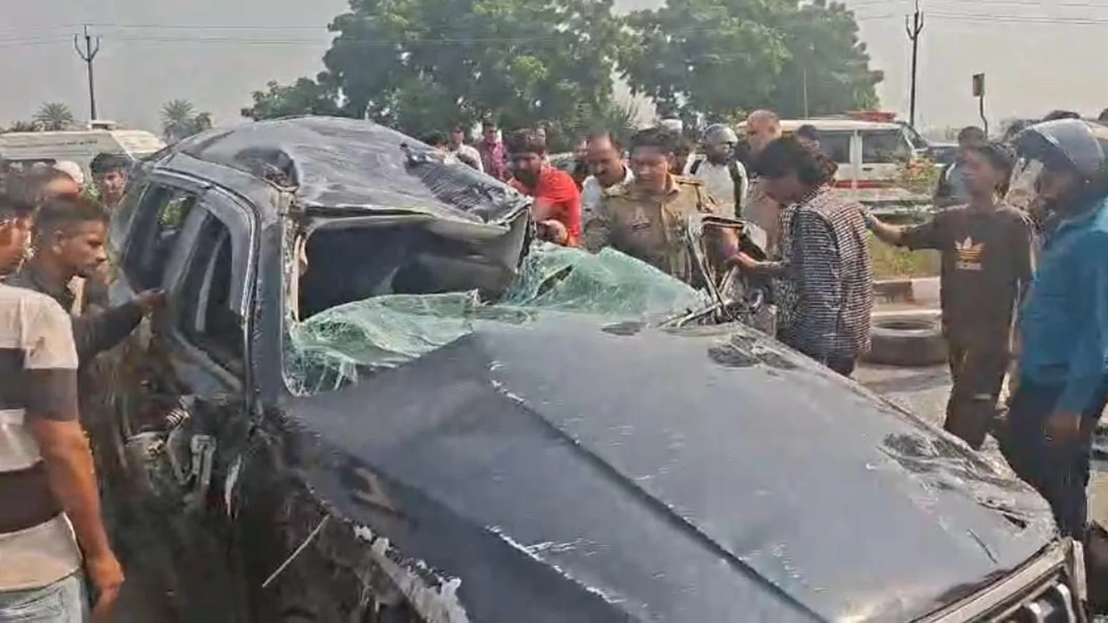 शामली में तेज रफ्तार स्कॉर्पियो पलटी, चालक समेत दो युवकों की मौत
