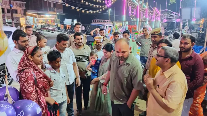 नवरात्रि पर जिलाधिकारी अभिषेक पाण्डेय ने सपरिवार मंदिरों में दर्शन किए