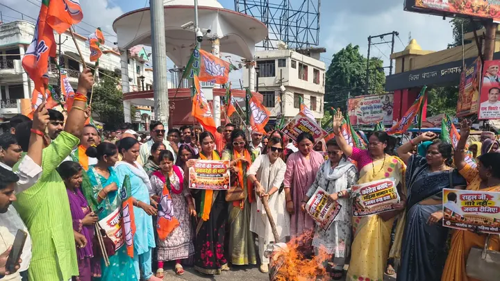 BJP Mahila Morcha Protests Against Rahul Gandhi, Burns His Effigy in Pratapgarh