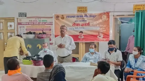 लायंस क्लब मिर्जापुर ने टीबी मरीजों को बांटे फल के पैकेट