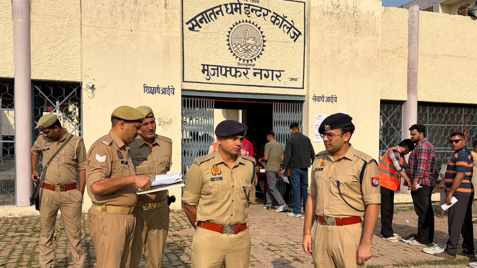 मुजफ्फरनगर में पीईटी केंद्र का निरीक्षण, पुलिस ने कड़ी की सुरक्षा