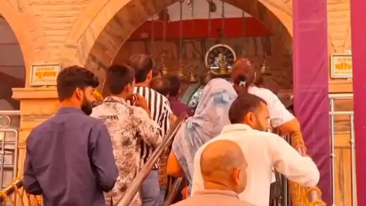 Devotees Throng Pratapgarh Temple for Maa Kushmanda Darshan on Fourth Navratri Day