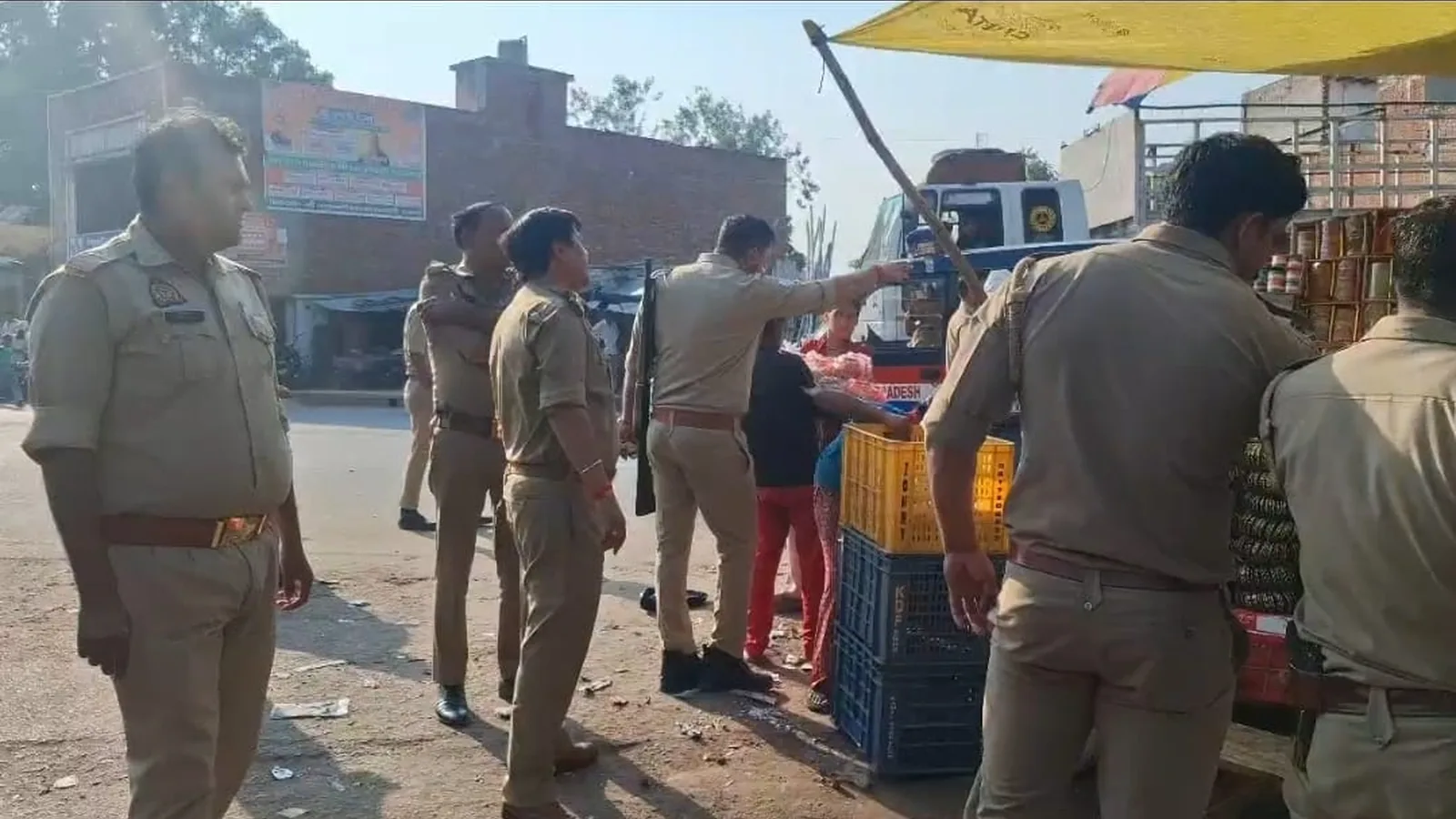हाथरस के सासनी में सड़क अतिक्रमण पर पुलिस का अभियान, दुकानदारों को चेतावनी