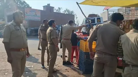 हाथरस के सासनी में सड़क अतिक्रमण पर पुलिस का अभियान, दुकानदारों को चेतावनी