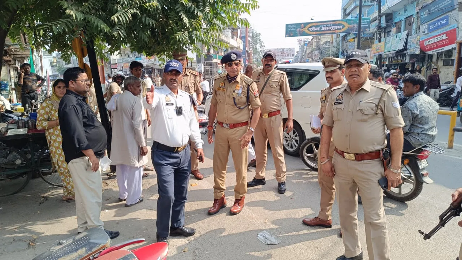 Muzaffarnagar SSP Inspects City Traffic, Orders Action Against Roadside Parking
