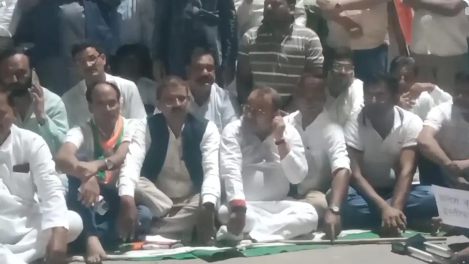 रायबरेली में कांग्रेसियों का धरना, सीईसी ज्ञानेश कुमार के इस्तीफे की मांग