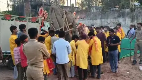 Durga Idol Immersion Begins in Pratapgarh After Rituals and Devotional Procession