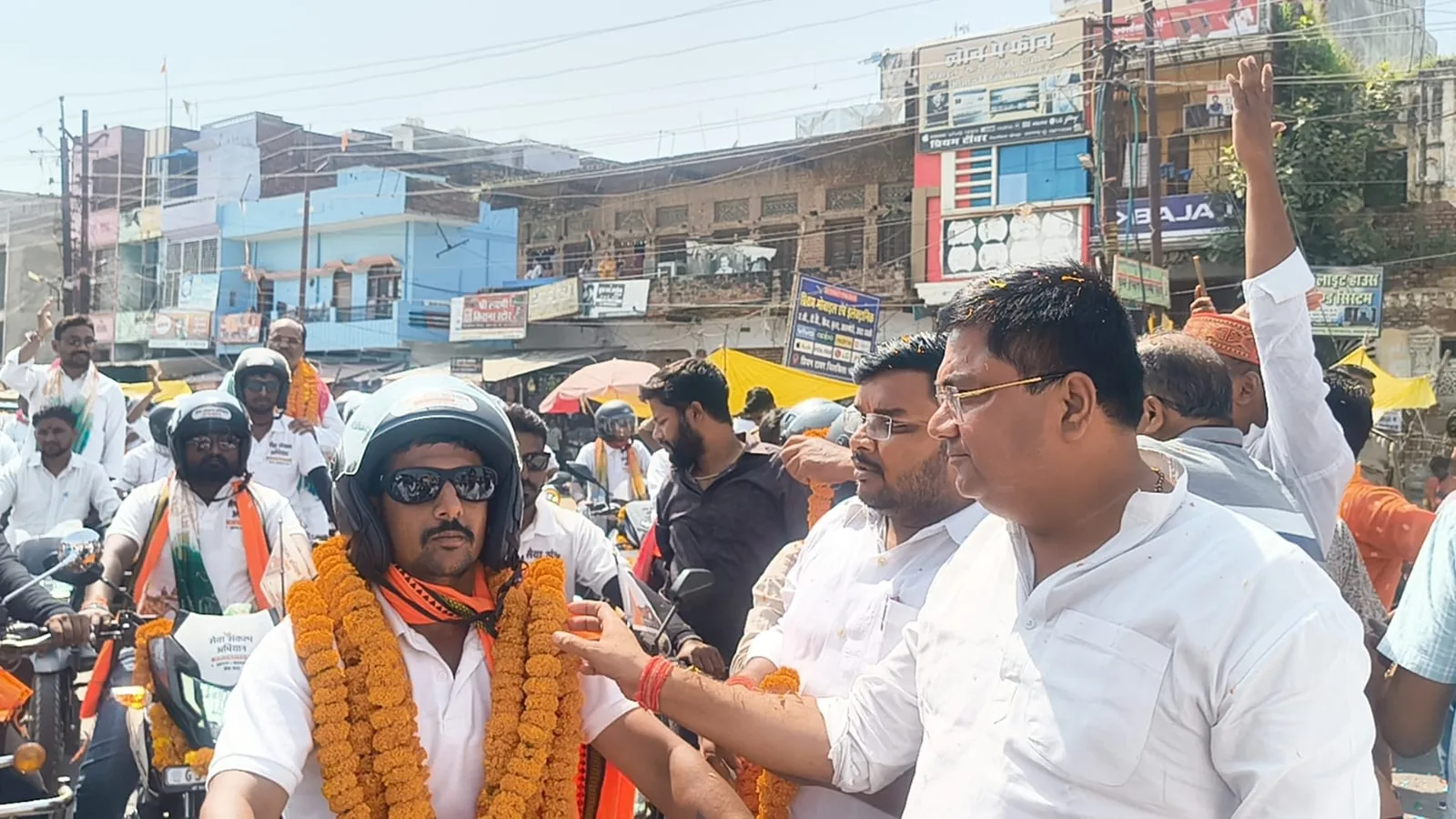 वडनगर से वाराणसी जा रहे यात्रियों का प्रतापगढ़ में जगह-जगह भव्य स्वागत