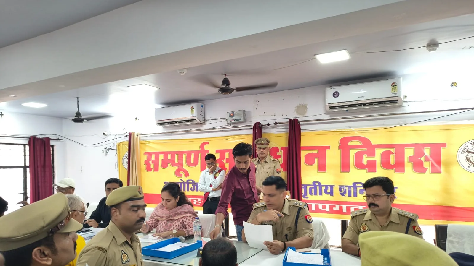 Pratapgarh SP Deepak Bhukar Directs Officials To Resolve Public Complaints Quickly